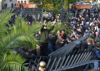 Протестующие в Абхазии захватили парламент. Президент скрылся из Сухума