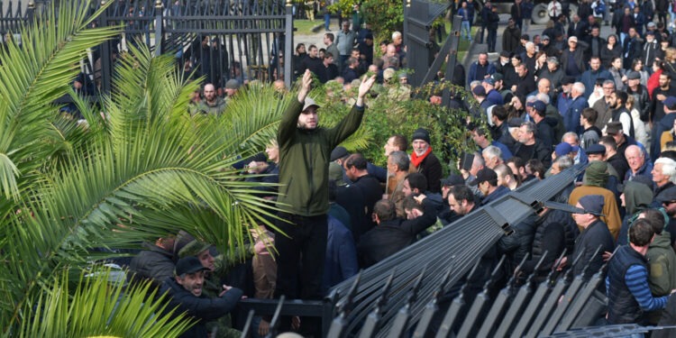 Протестующие в Абхазии захватили парламент. Президент скрылся из Сухума