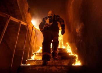 Doi bărbați salvați de pompieri în urma unui incendiu într-o clădire abandonată din Chișinău