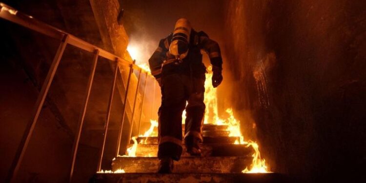 Doi bărbați salvați de pompieri în urma unui incendiu într-o clădire abandonată din Chișinău