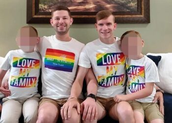 Soții homosexuali din Statele Unite au fost condamnați la 100 de ani de închisoare pentru că și-au violat fiii adoptivi