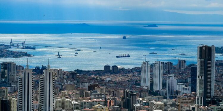 В порту Стамбула затонул контейнеровоз с грузом