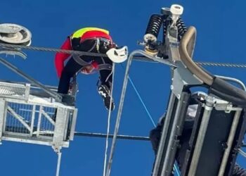 Во Франции спасли 240 лыжников, застрявших на подъемнике