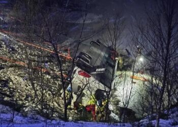В Норвегии автобус с десятками пассажиров частично погрузился в озеро