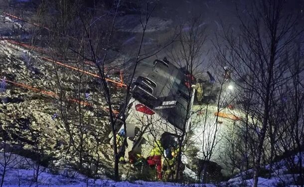В Норвегии автобус с десятками пассажиров частично погрузился в озеро
