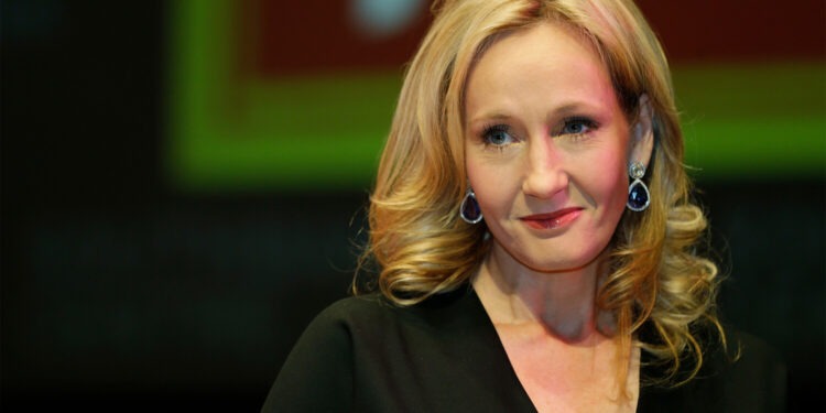 Роулинг угодила в скандал из-за поста о транс-детях