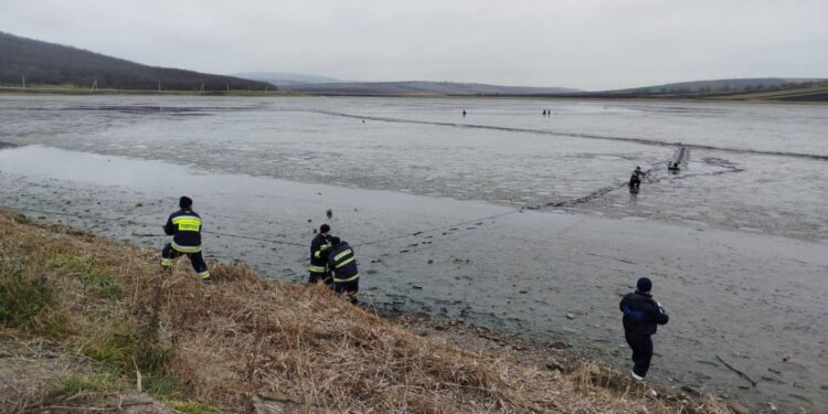 В Теленештах мужчину застрявшего в водоеме спасли с использованием специального оборудования