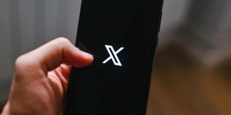 Соцсеть Х подешевела на 72% с момента покупки ее Илоном Маском