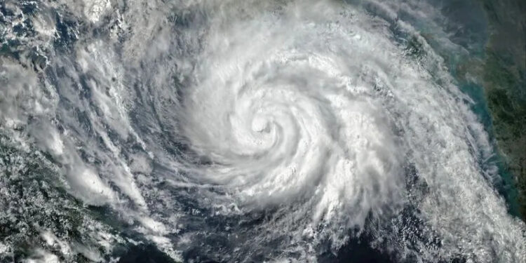 Шторм «Дарраг»: двое человек погибли, тысячи домов остались без света