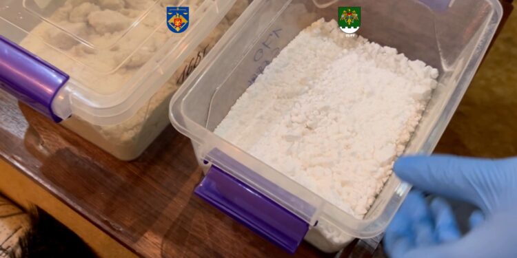 Задержали таксиста и женщину с мешком наркотиков: изъято 13 кг запрещенных веществ стоимостью 7,5 млн леев