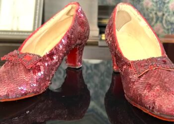 Туфли из фильма «Волшебник страны Оз» продали за 32,5 миллиона долларов