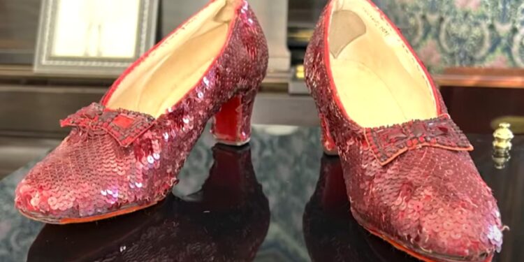 Туфли из фильма «Волшебник страны Оз» продали за 32,5 миллиона долларов