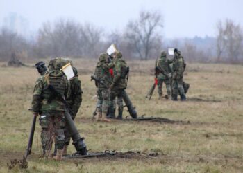 На военных полигонах на юге и севере страны проходят учения по боевой стрельбе