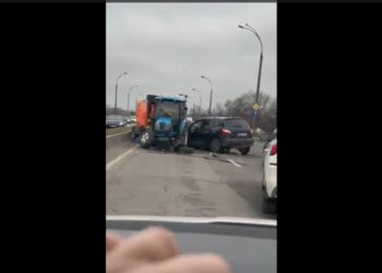 Авария в столице: Трактор лишился колеса после столкновения с легковушкой