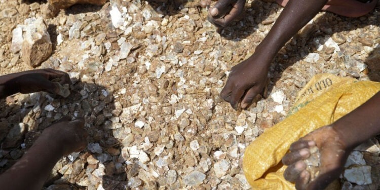 Из-за растущего спроса на литий в Нигерии на рудниках эксплуатируют детей