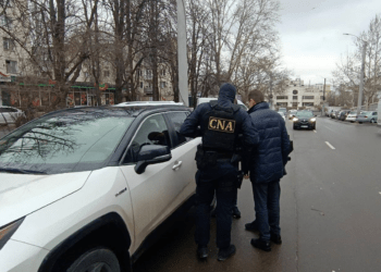Два адвоката расследуются по уголовному делу о даче и получении взятки, а также о злоупотреблении влиянием