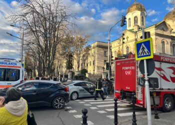 В центре столицы столкнулись такси и легковой автомобиль. Удар был настолько сильным, что одна из машин перевернулась