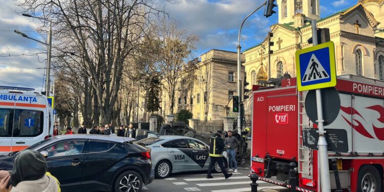 В центре столицы столкнулись такси и легковой автомобиль. Удар был настолько сильным, что одна из машин перевернулась