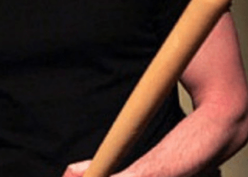 Și-a omorât feciorul, lovindu-l cu o bâtă, de mai multe ori în cap: Ce sentință i-au dictat magistrații