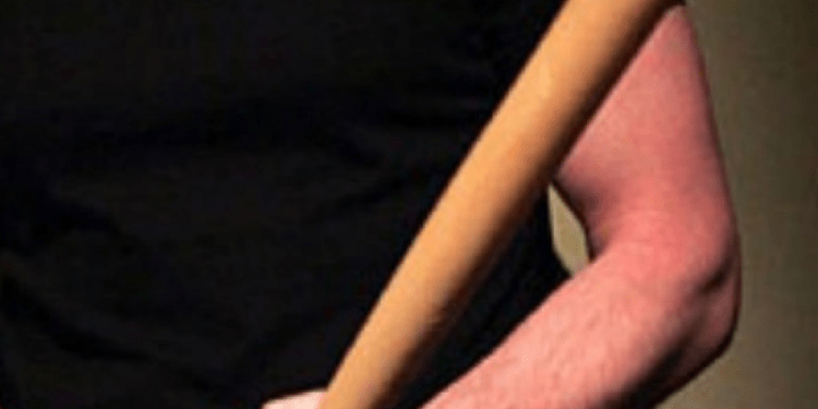 Și-a omorât feciorul, lovindu-l cu o bâtă, de mai multe ori în cap: Ce sentință i-au dictat magistrații