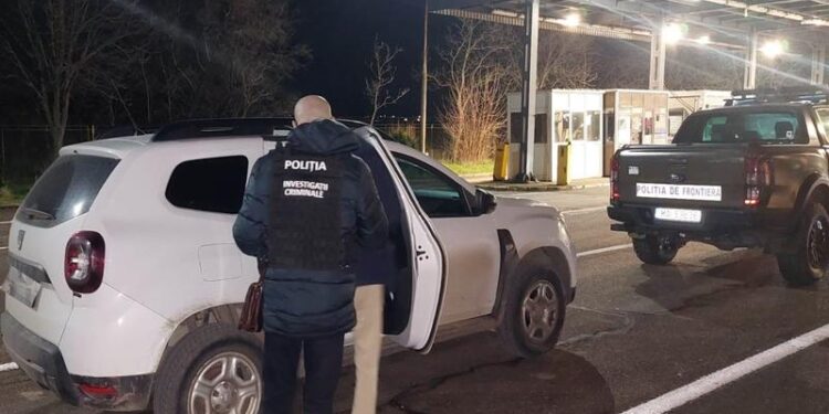 Un moldovean condamnat la închisoare în România, prins la ieșirea din țară: Polițiștii de la Investigații Criminale l-au încătușat la Vama Albița
