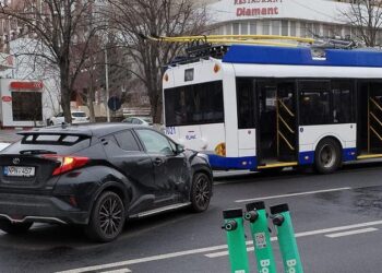 Accident rutier în Buiucani: Troleibuz plin de pasageri și mai multe mașini implicate