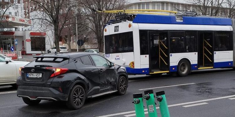 Accident rutier în Buiucani: Troleibuz plin de pasageri și mai multe mașini implicate