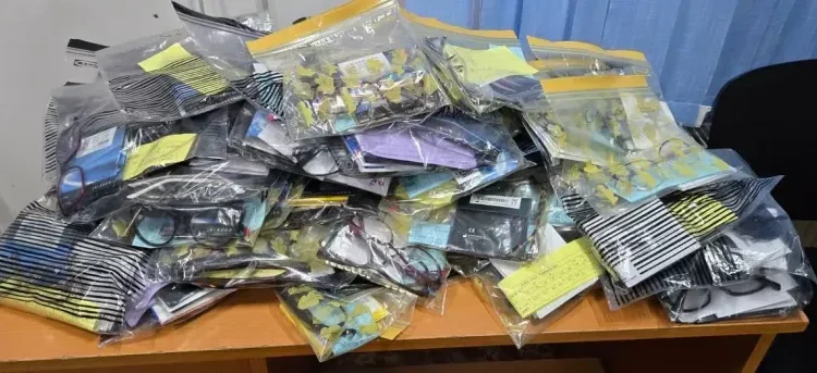 Vameșii descoperă 132 de perechi de ochelari nedeclarați, în valoare de 50.000 de lei, la postul Costești