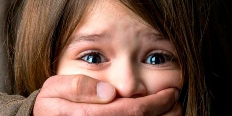 Суд вынес приговор мужчине, который несколько месяцев насиловал 11-летнюю падчерицу