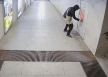 Graffiti pe pereții proaspăt renovați ai unui pasaj din Buiucani: Tânărul artist, căutat de autorități