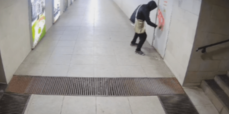 Graffiti pe pereții proaspăt renovați ai unui pasaj din Buiucani: Tânărul artist, căutat de autorități