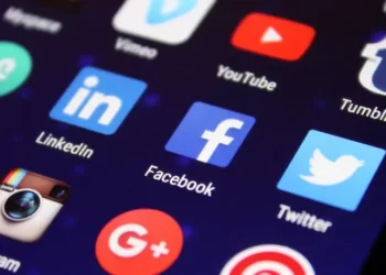 В Facebook, Instagram и WhatsApp произошел сбой в работе