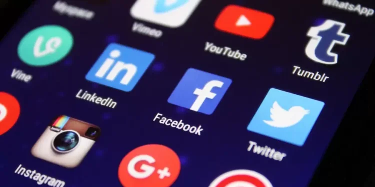 В Facebook, Instagram и WhatsApp произошел сбой в работе