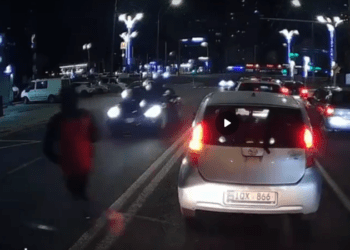 (video 18+) Accident șocant la Botanica: Un pieton, aruncat peste mașină, după ce a fost lovit. Acesta traversa neregulamentar, pe întuneric