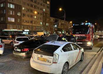 Un BMW a luat foc la Telecentru: Pompierii, la fața locului