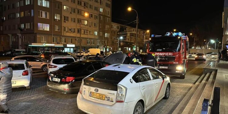 Un BMW a luat foc la Telecentru: Pompierii, la fața locului