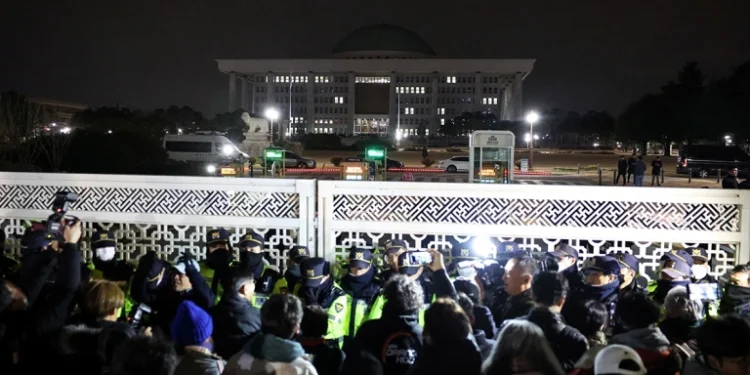 Парламент Южной Кореи вопреки воле президента отменил военное положение