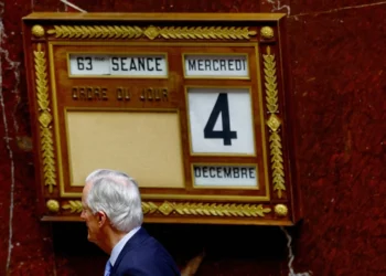 Парламент Франции проголосовал за вотум недоверия правительству