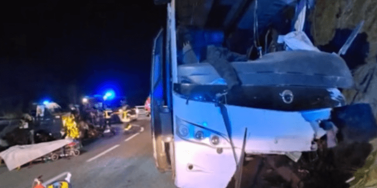 Tragedie în Franța: Trei morți și 14 răniți grav într-un accident cu un autocar pe drumurile montane