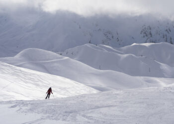 В Турции на горнолыжном курорте сошла лавина