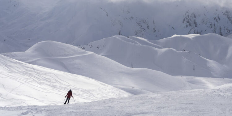 В Турции на горнолыжном курорте сошла лавина
