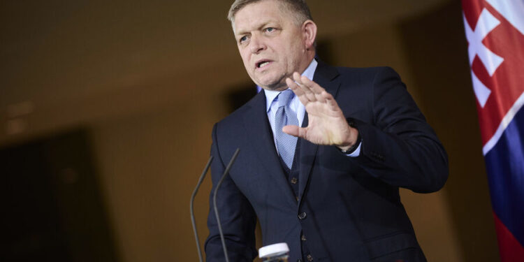 Премьер Словакии заявил о возможности остановки энергопоставок Украине