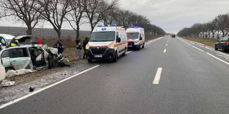 Tragedie pe traseul M5: Doi decedați și două victime grav rănite într-un accident frontal