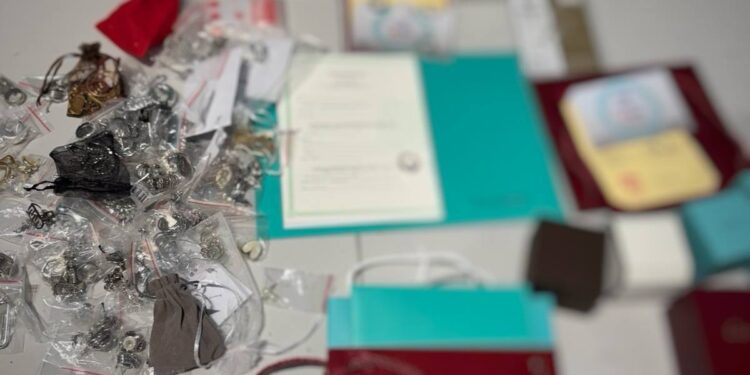 Таможенники изъяли партию контрабандных ювелирных изделий