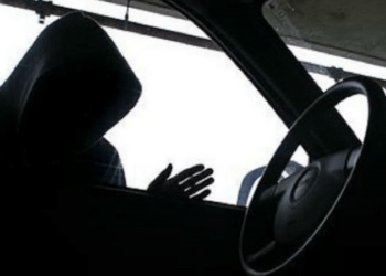 S-a apropiat și i-a smuls lănțișorul de la gât: O femeie, jefuită ziua în amiaza mare, chiar în propriul automobil. Poliția caută făptașul