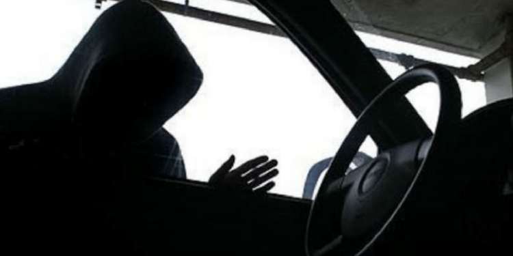 S-a apropiat și i-a smuls lănțișorul de la gât: O femeie, jefuită ziua în amiaza mare, chiar în propriul automobil. Poliția caută făptașul