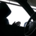 S-a apropiat și i-a smuls lănțișorul de la gât: O femeie, jefuită ziua în amiaza mare, chiar în propriul automobil. Poliția caută făptașul