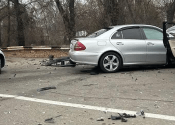 Un Mercedes, un Volkswagen și un Opel, boțite într-un accident în capitală: Doi dintre șoferi, transportați la spital