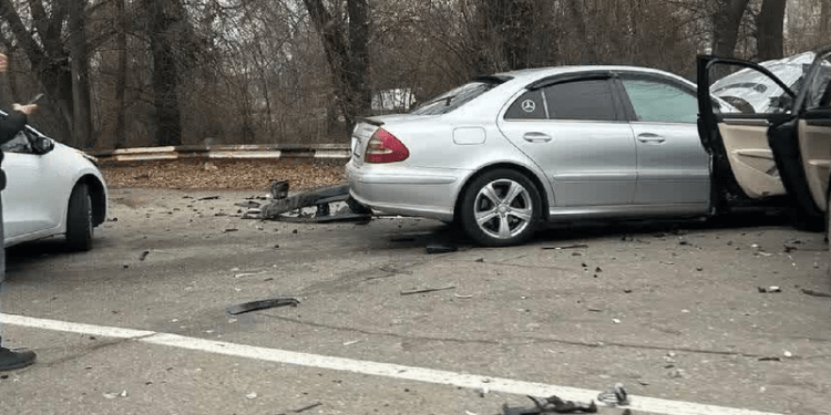 Un Mercedes, un Volkswagen și un Opel, boțite într-un accident în capitală: Doi dintre șoferi, transportați la spital