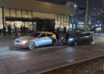 Accident în Chișinău: BMW și taxi implicate într-o coliziune pe șoseaua Hîncești